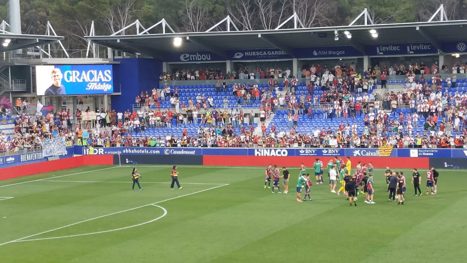 Los jugadores, con la pancarta de Gracias Hidalgo