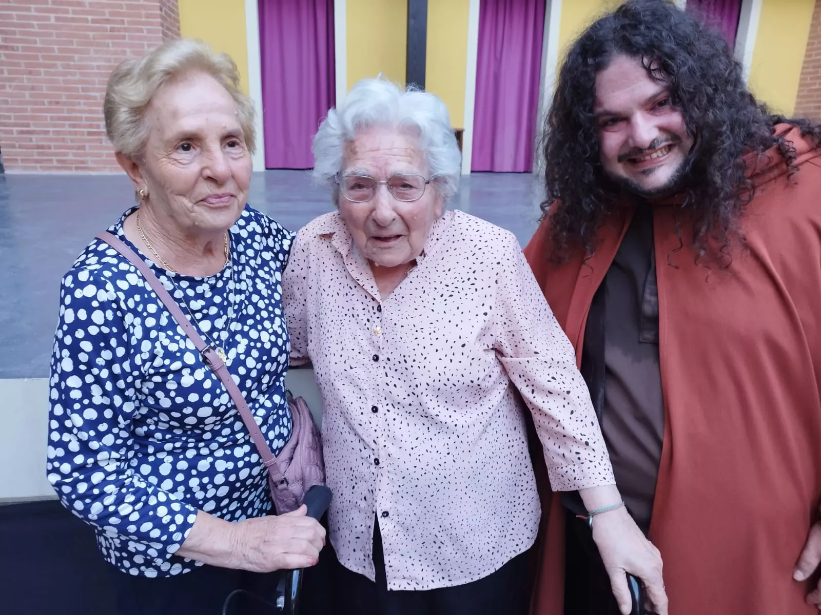 La centenaria Aurora Pardo y Manolita Luna, con Roberto Nistal en el Corral de Comedias de Robres
