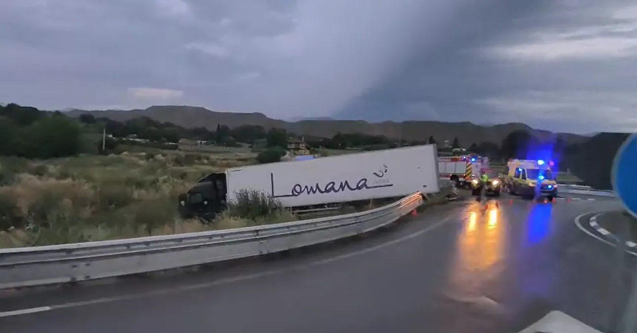 Accidente de tráfico en la rotonda de Montearagón.