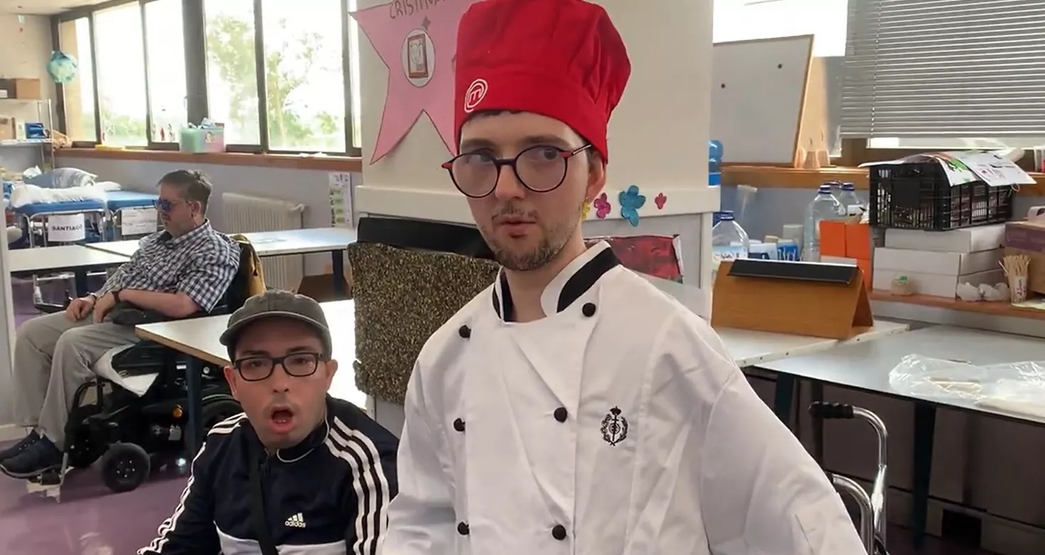 Pedro plantea cocinar un arroz caldoso.