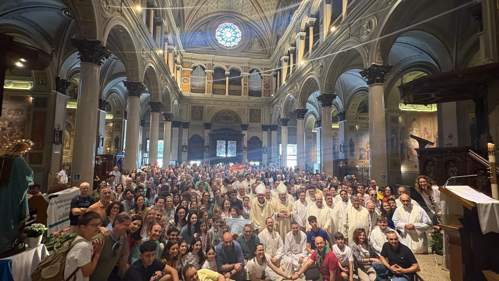Fotografía de familia en la Iglesia de San Joaquín con Ángel Pérez Pueyo
