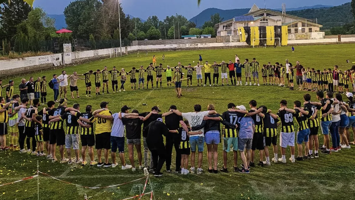 El Deportivo Sobrarbe celebra el ascenso en su casa después de superar a Bujaraloz.
