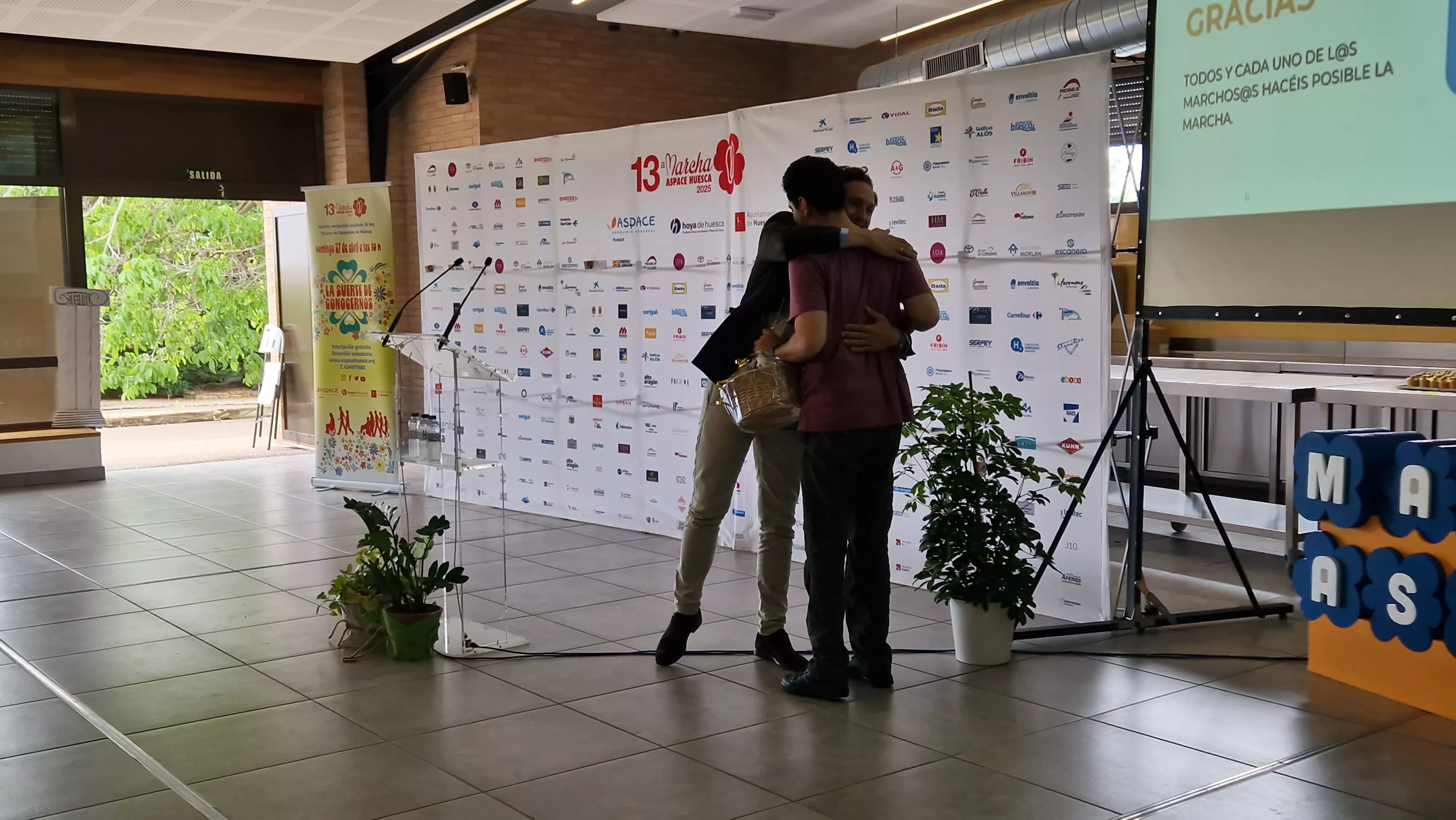 Claver recoge un regalo por el nacimiento de su hija que le da Javier en nombre de Aspace Huesca. Foto Myriam Martínez