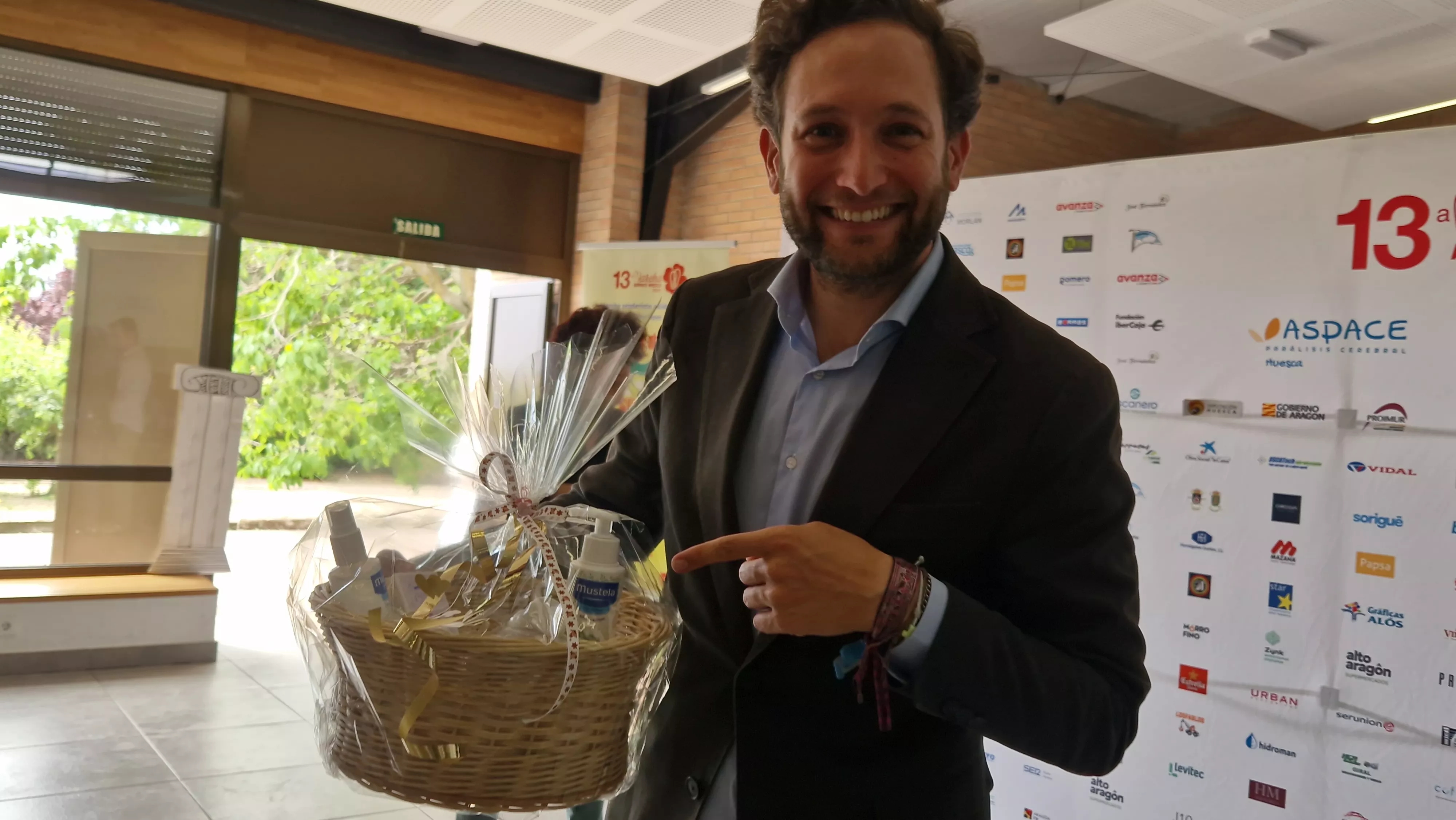 Isaac Claver muestra el obsequio recibido por el pronto nacimiento de su hija. Foto Myriam Martinez