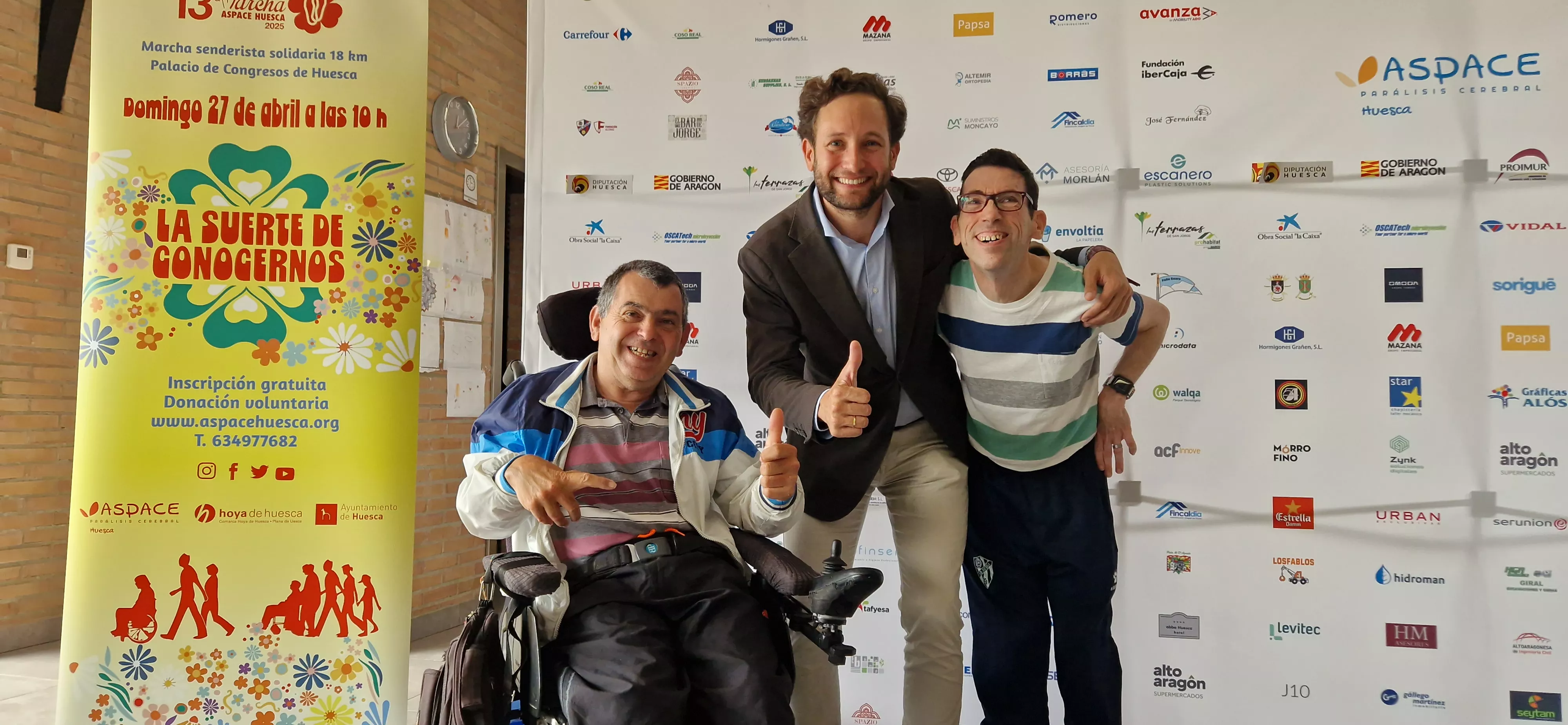 Isaac Claver, entre Víctor y Luis, en el almuerzo de agradecimiento por la 13º Marcha Aspace Huesca. Foto Myriam Martínez 
