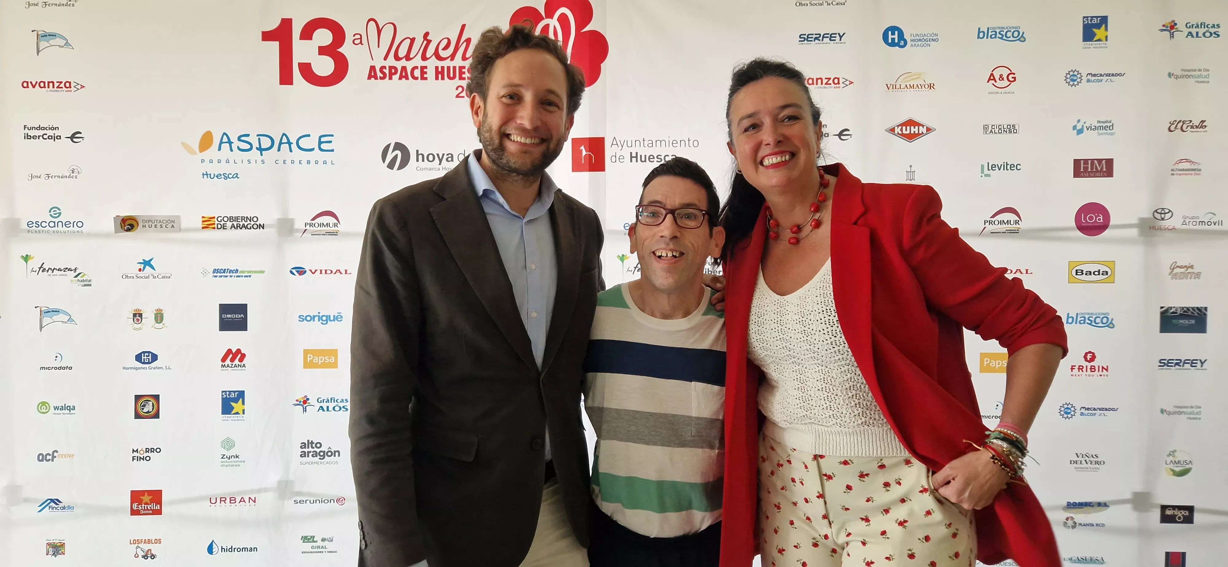 Luis, entre Isaac Claver y Loena Orduna. Foto Myriam Martínez