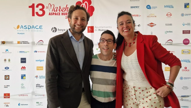 Luis, entre Isaac Claver y Loena Orduna. Foto Myriam Martínez