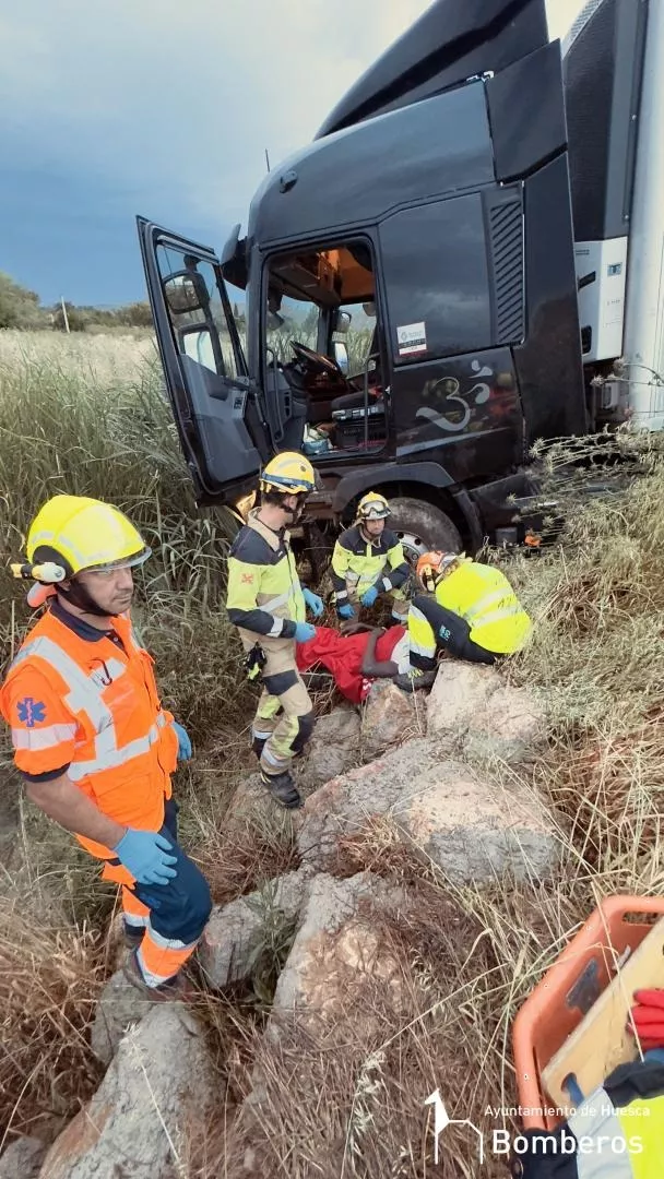 Accidente en la rotonda de Quicena y Montearagón. 