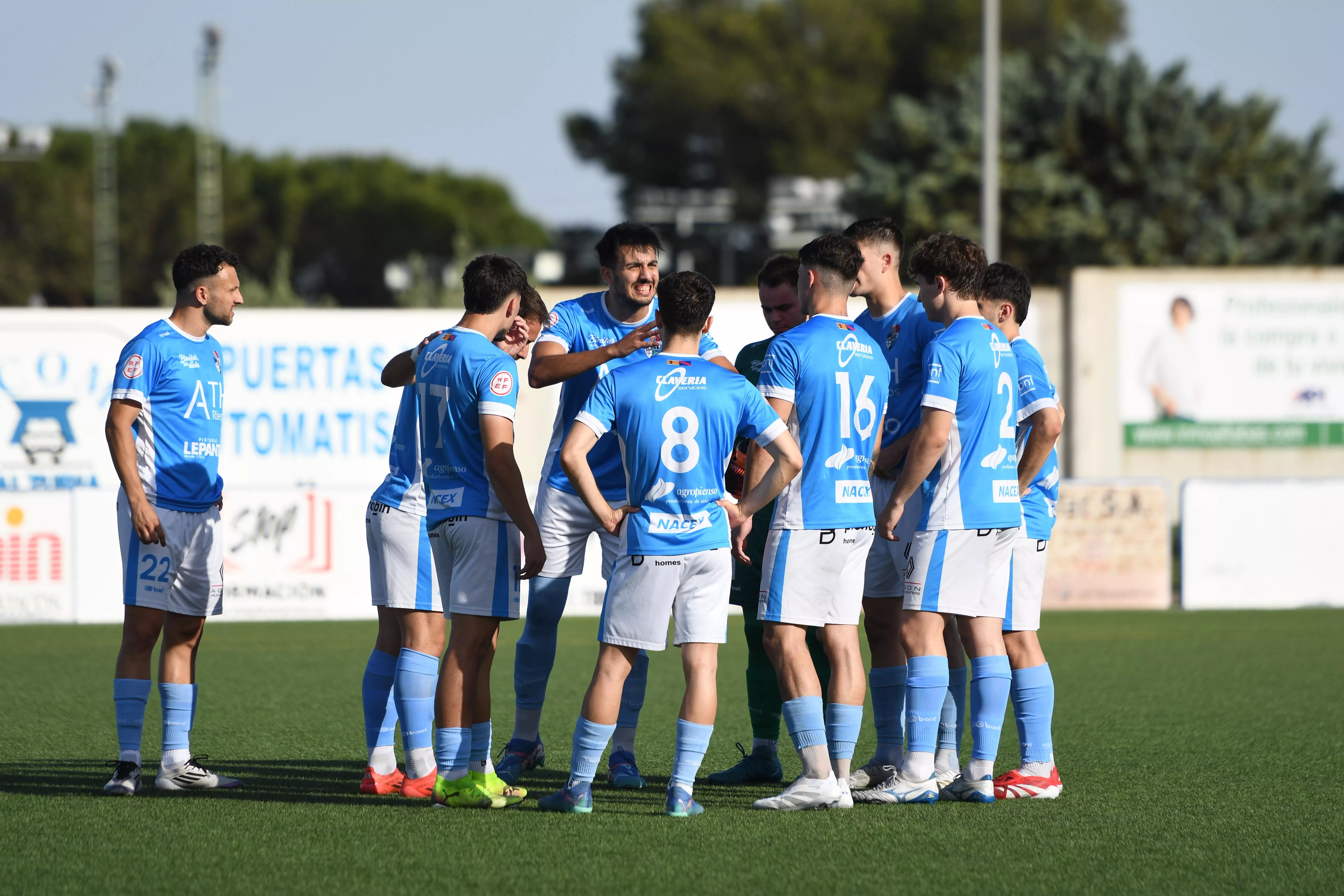 Jugadores del Binéfar en el partido ante el At. Monzón. Foto: El Marcador Aragonés