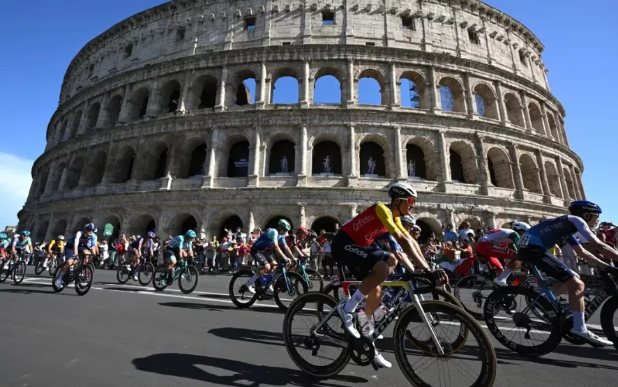 Sergio Samitier, junto al Coliseo de Roma, este domingo en la última etapa del Giro de Italia. 