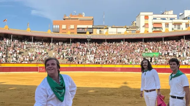 Diego Tebas da la vuelta al ruedo en la becerrada de las peñas del año pasado. Foto: Adri Mora