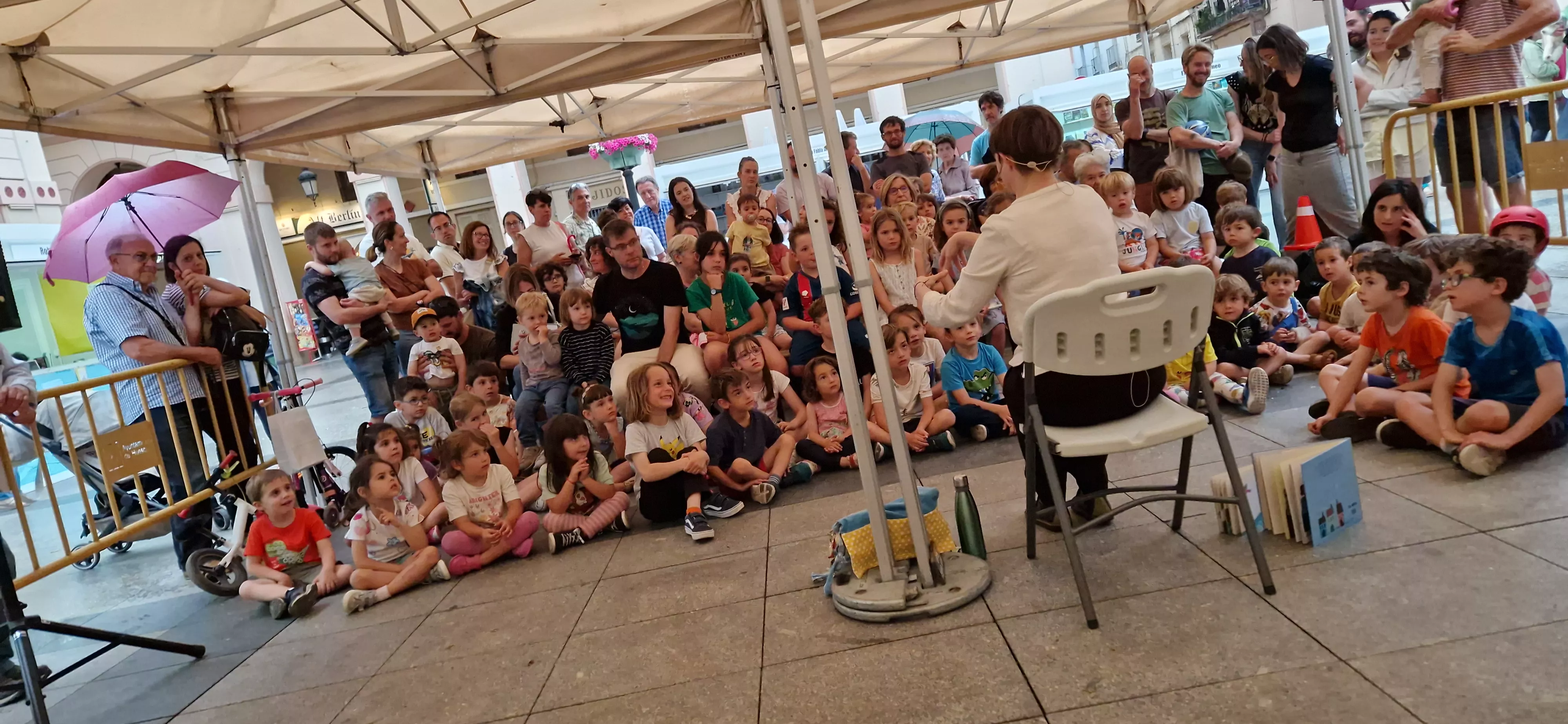 Sandra Araguás, con el cuentacuentos “Deshojando palabras, brotando cuentos”. Foto Myriam Martínez