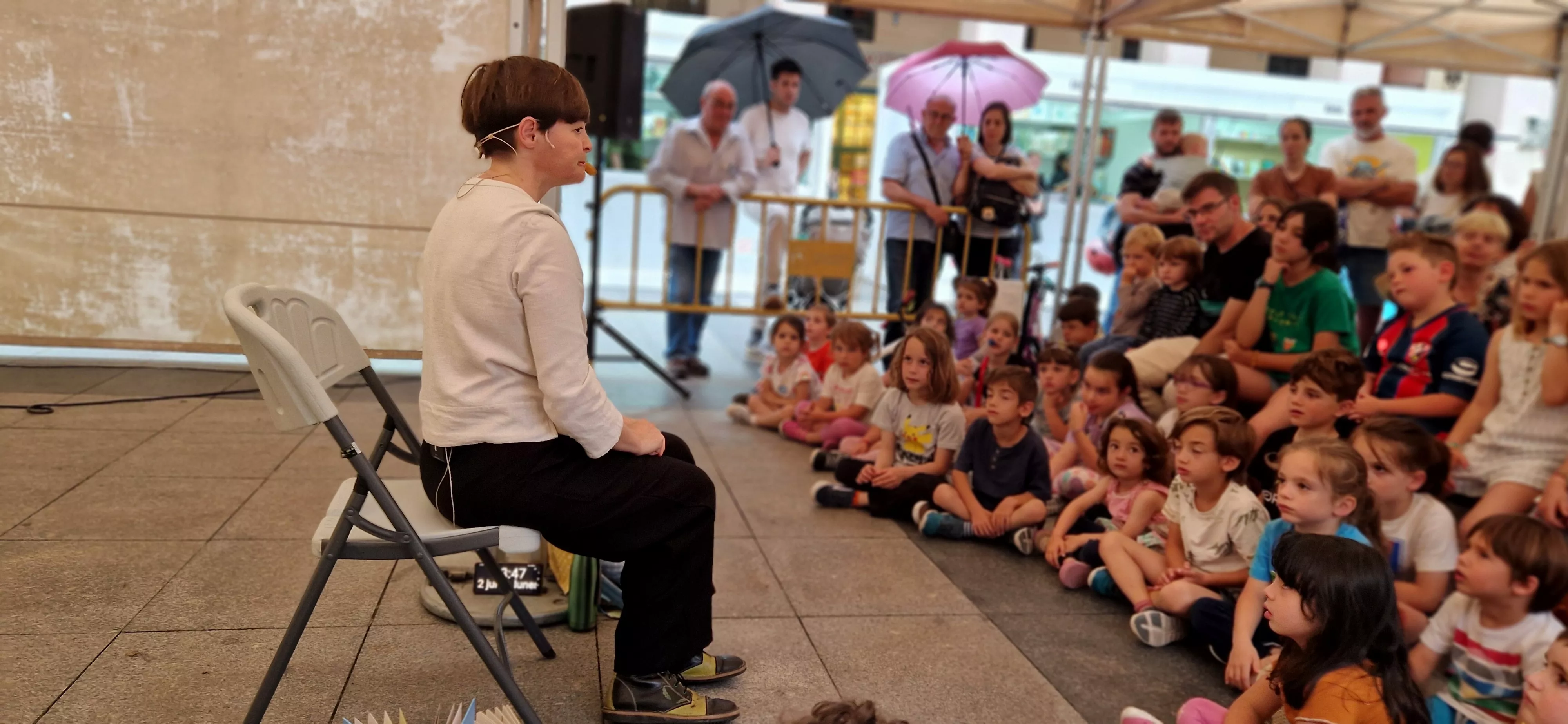 Sandra Araguás, con el cuentacuentos “Deshojando palabras, brotando cuentos”. Foto Myriam Martínez