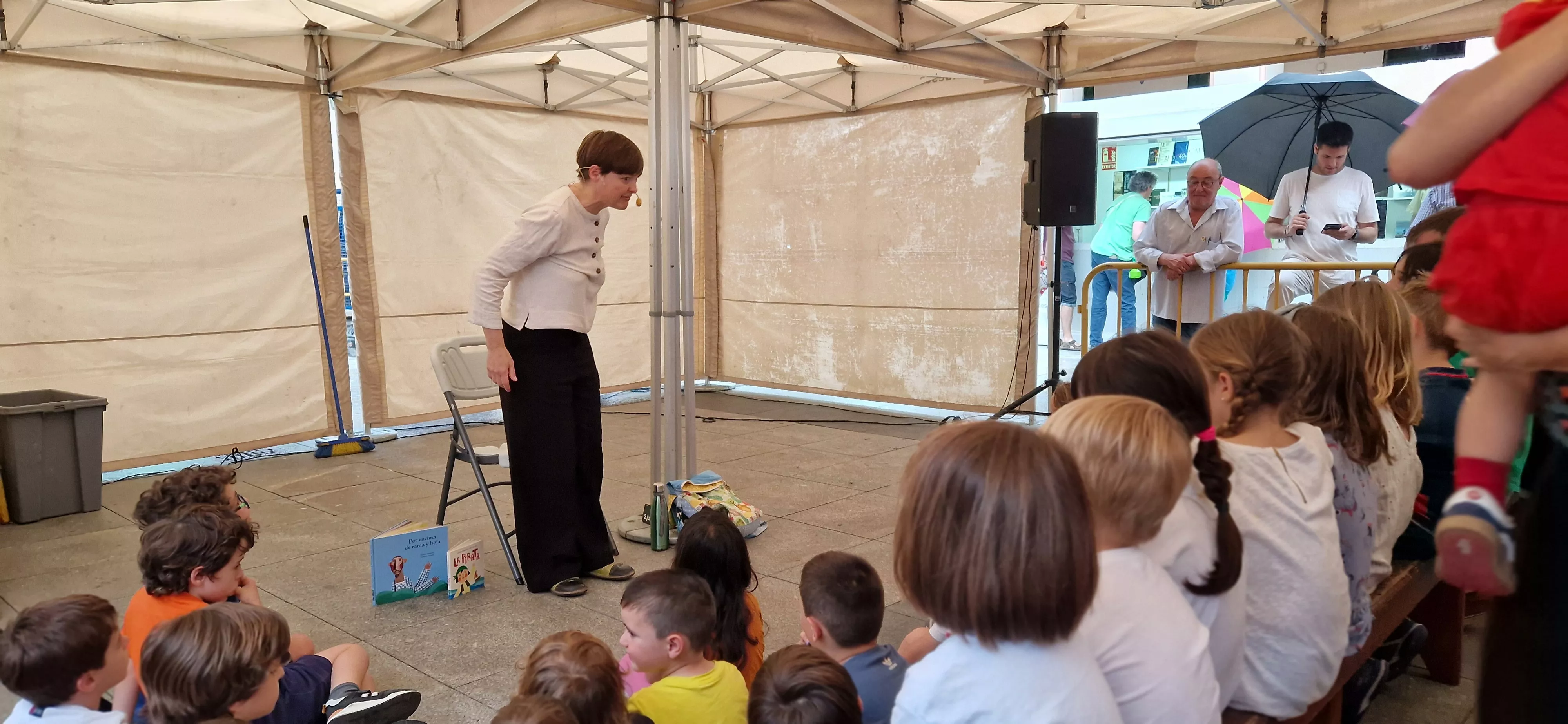 Sandra Araguás, con el cuentacuentos “Deshojando palabras, brotando cuentos”. Foto Myriam Martínez