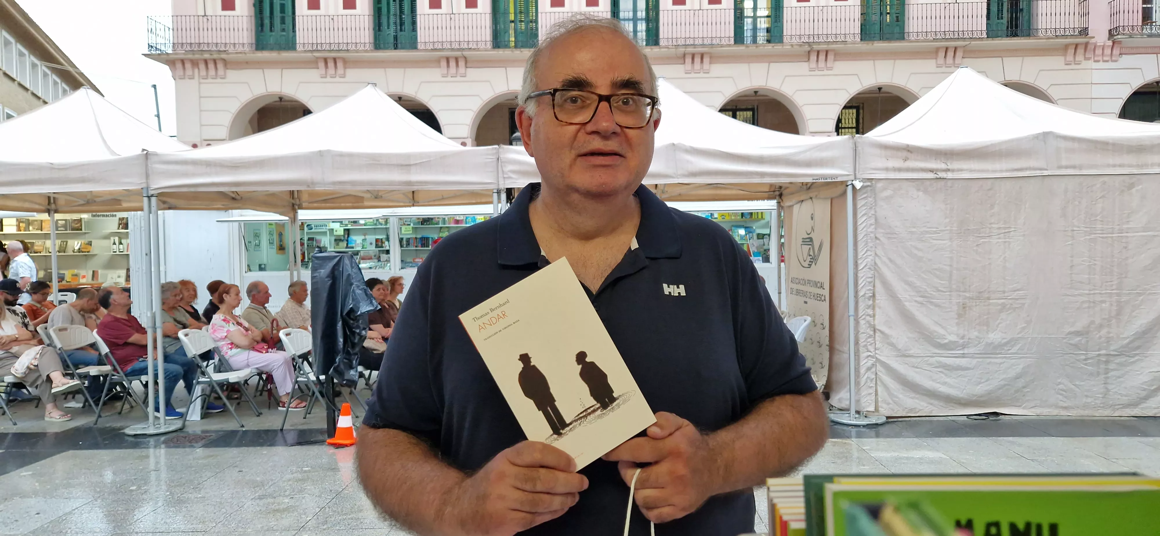 Miguel Ángel Buj ha firmado ejemplares de "El hombre que enseñaba a leer". Foto Myriam Martínez