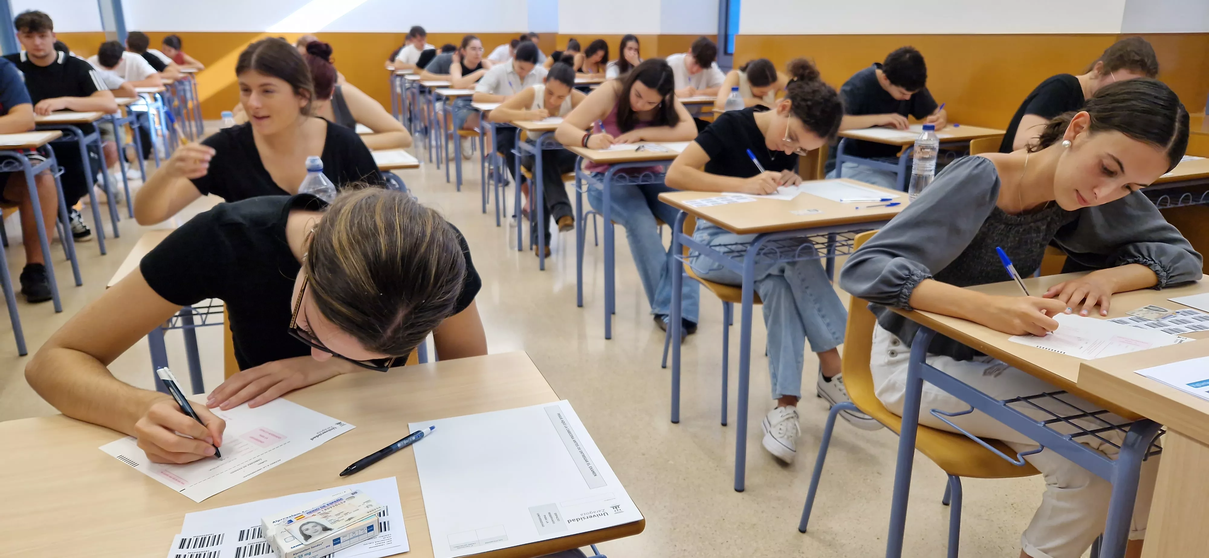 Alumnado de Huesca, realizando la prueba de la PAU en la Facultad de Empresa. Foto Myriam Martínez Alumnado de Huesca, realizando la prueba de la PAU en la Facultad de Empresa. Foto Myriam Martínez