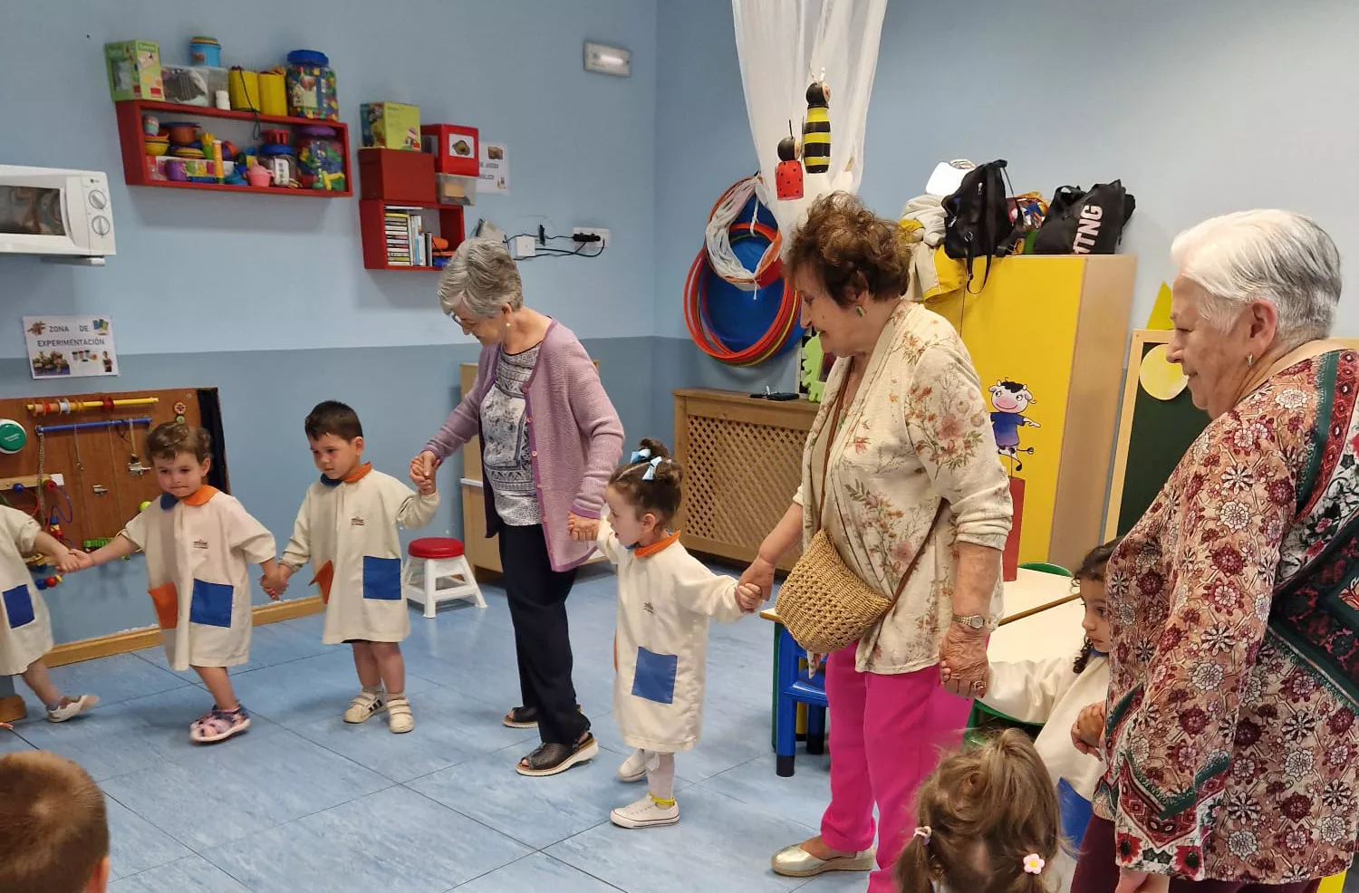 La convivencia entre niños y mayores ayuda a crear puentes de conocimiento intergeneracional. La convivencia entre niños y mayores ayuda a crear puentes de conocimiento intergeneracional.