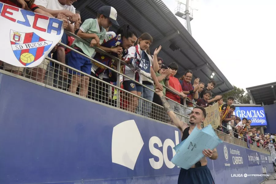 Joaquín Muñoz le entrega a Yhanira su camiseta y esta le da la pancarta. Foto: LaLiga