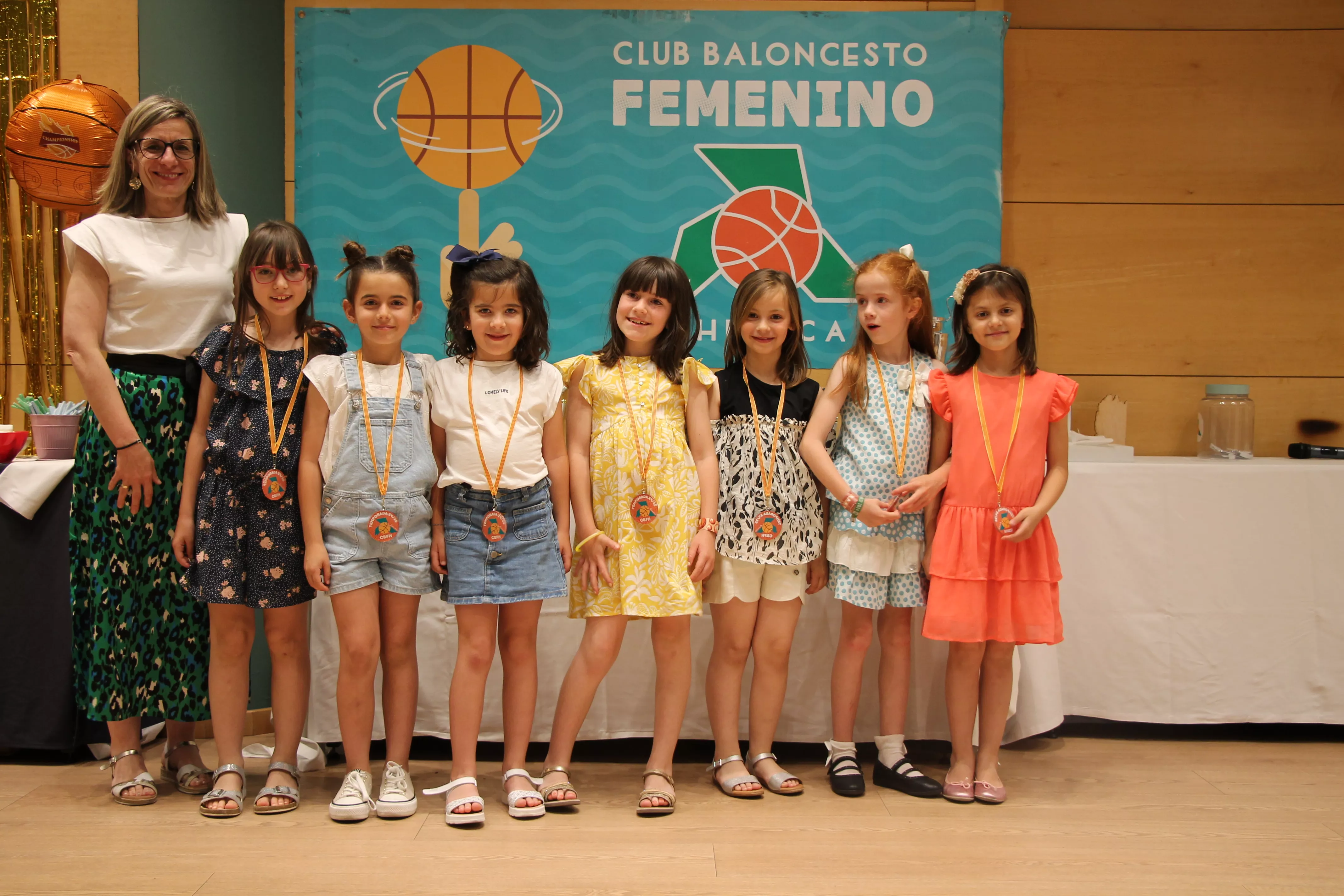 Risas y muchos premios en la gran cena fin de temporada del CB Femenino Huesca
