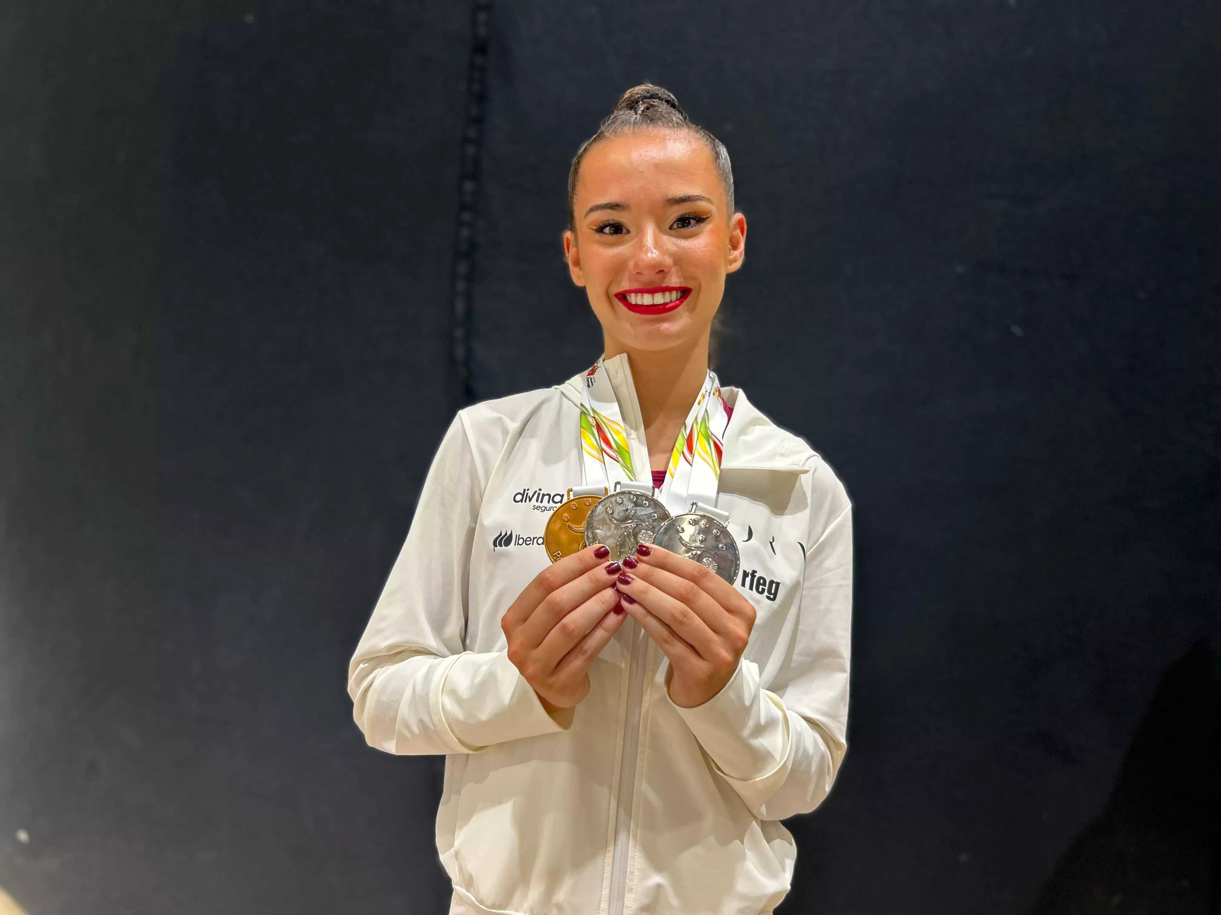 Inés Bergua, con las medallas conseguidas en la última prueba de Copa del Mundo en Baku.