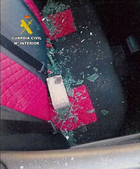 Uno de los vehículos forzados por el detenido.