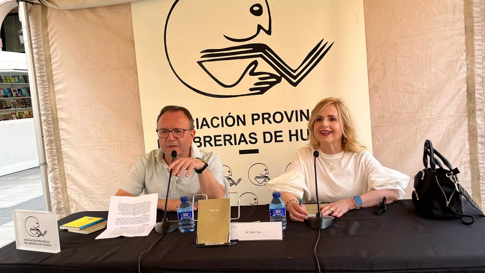 José Domingo Dueñas y Pilar Clau en la presentación en la Feria del Libro de Huesca de 'Estar viva'. Foto Mercedes Manterola