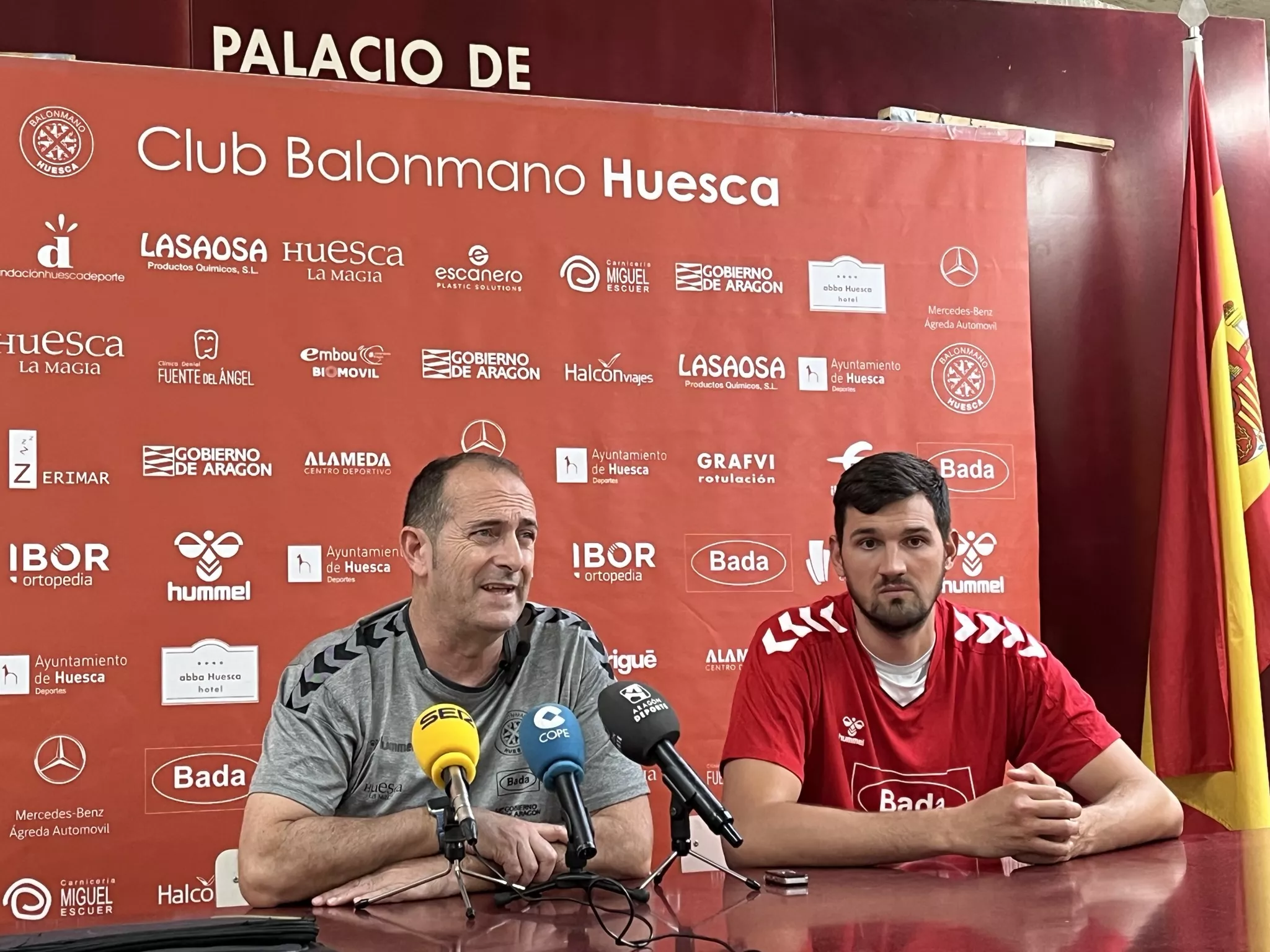 Nolasco y Nenadic en rueda de prensa. Bada Huesca, aliviado, a por la Copa: "Vamos a disfrutar". Foto: Adri Mora