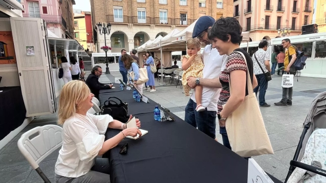 Pilar Clau ha firmado ejemplares de su obra en la Feria del Libro de Huesca. Foto Mercedes Manterola Pilar Clau ha firmado ejemplares de su obra en la Feria del Libro de Huesca. Foto Mercedes Manterola