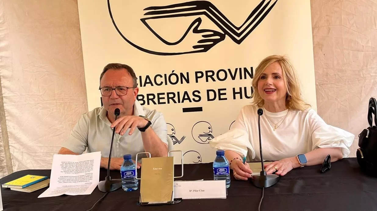 José Domingo Dueñas y Pilar Clau en la presentación en la Feria del Libro de Huesca de 'Estar viva'. Foto Mercedes Manterola José Domingo Dueñas y Pilar Clau en la presentación en la Feria del Libro de Huesca de 'Estar viva'. Foto Mercedes Manterola