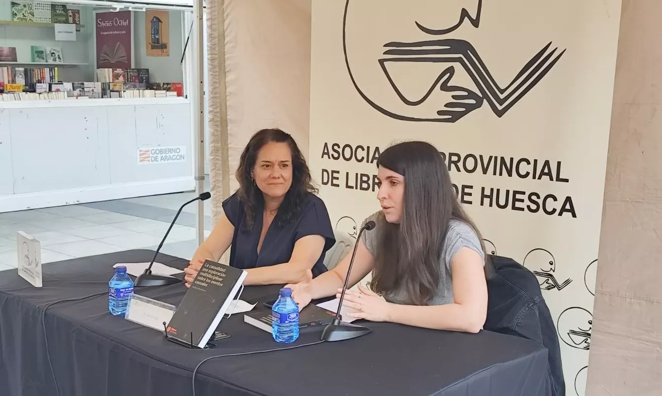 Maite Moret y Andrea Ariño en la presentación en la Feria del Libro de Huesca.