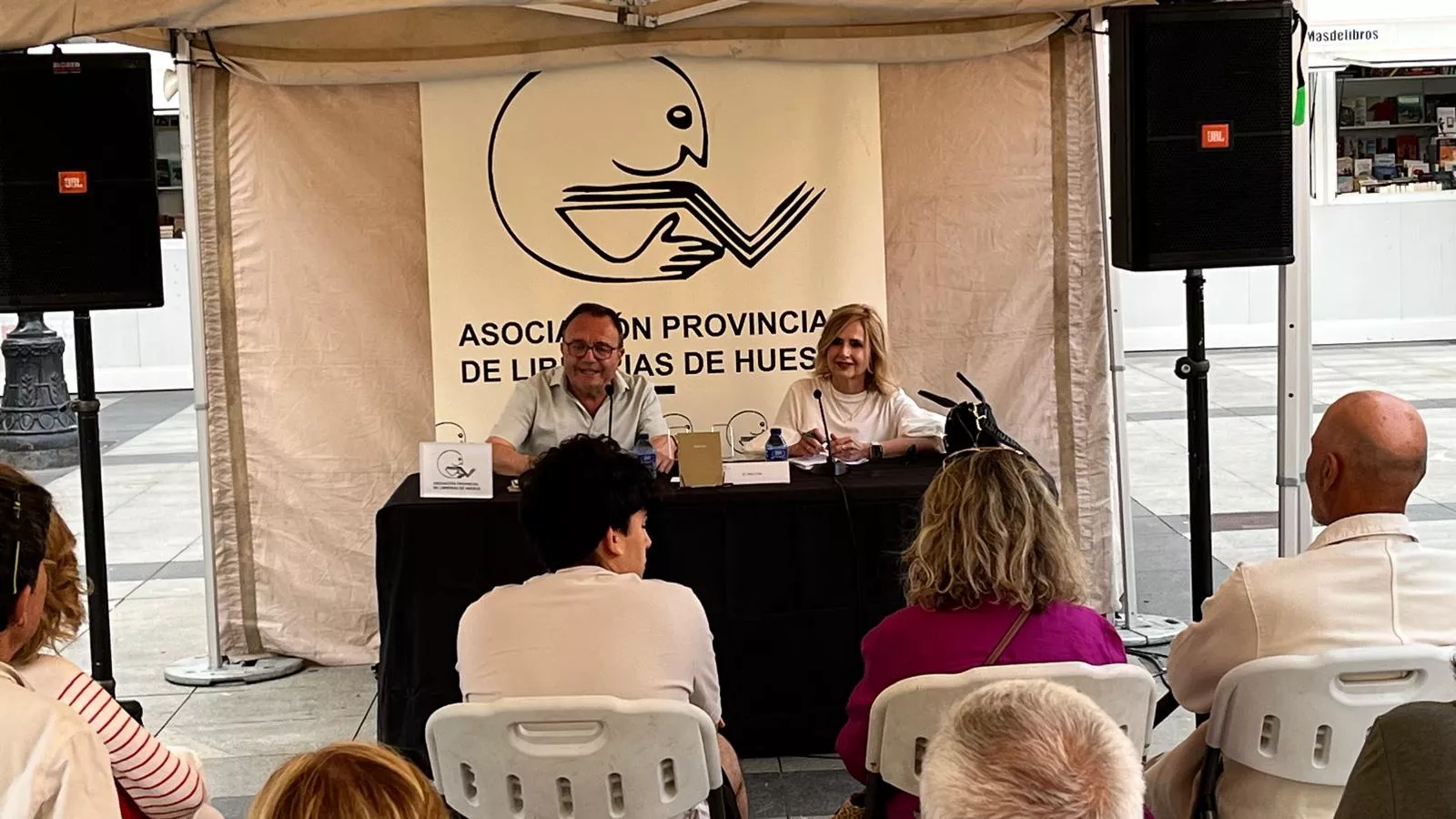 José Domingo Dueñas y Pilar Clau en la 41 Feria del Libro de Huesca. Foto Mercedes Manterola