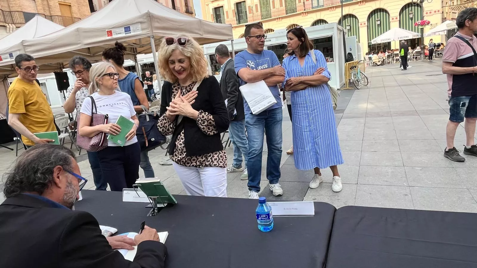 Agustín Faro-Forteza firma ejemplares en la 41 Feria del Libro de Huesca. Foto Mercedes Manterola