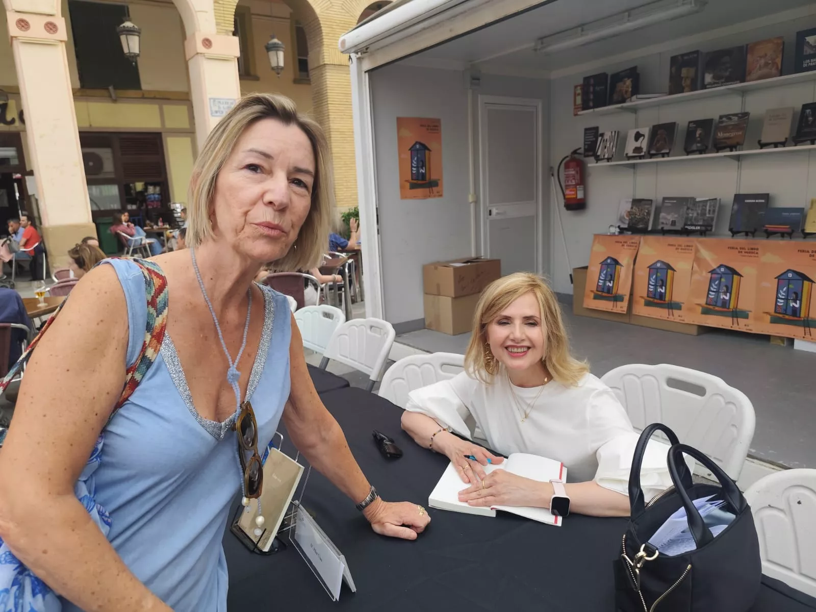 Pili Abad y Pilar Clau en la 41 Feria del Libro de Huesca. 