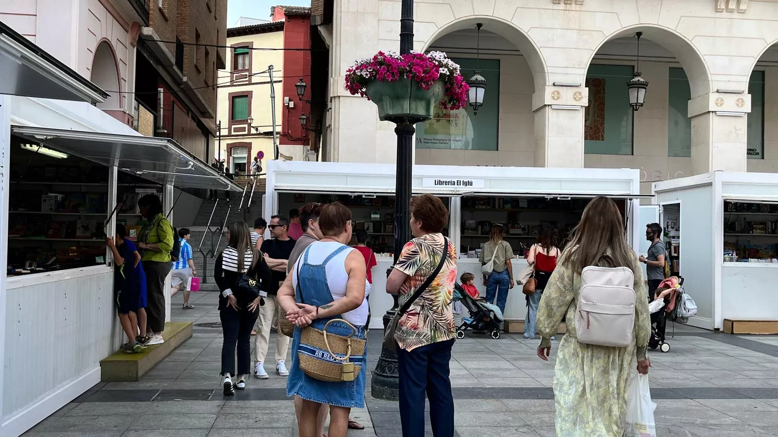 Ambiente el miércoles en la 41 Feria del Libro de Huesca. Foto Mercedes Manterola