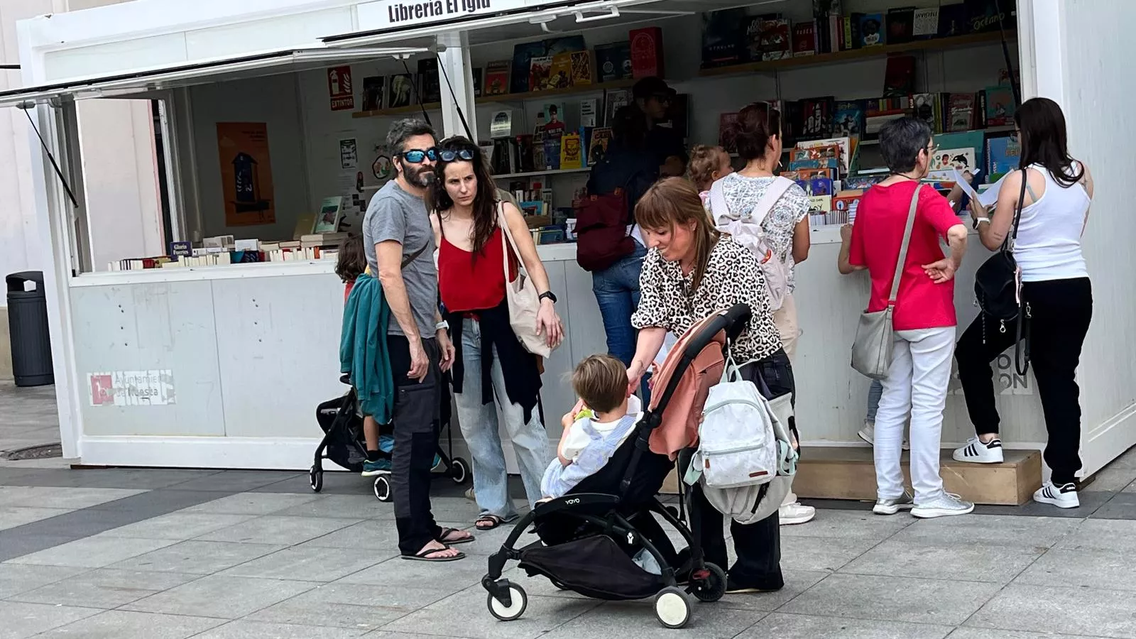 Ambiente el miércoles en la 41 Feria del Libro de Huesca. Foto Mercedes Manterola