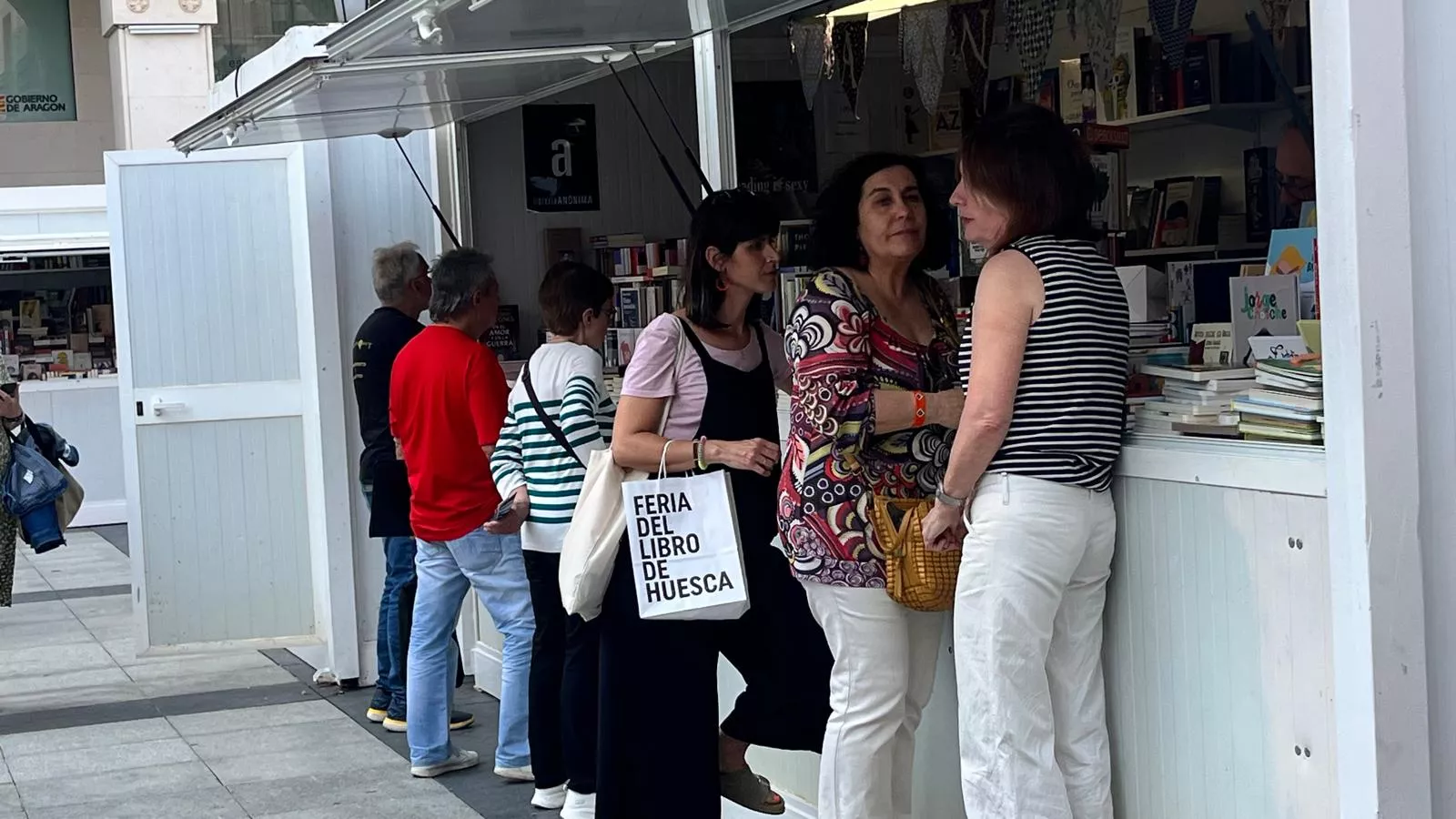 Ambiente el miércoles en la 41 Feria del Libro de Huesca. Foto Mercedes Manterola