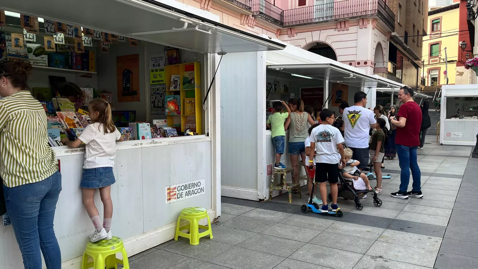 Ambiente el miércoles en la 41 Feria del Libro de Huesca. Foto Mercedes Manterola