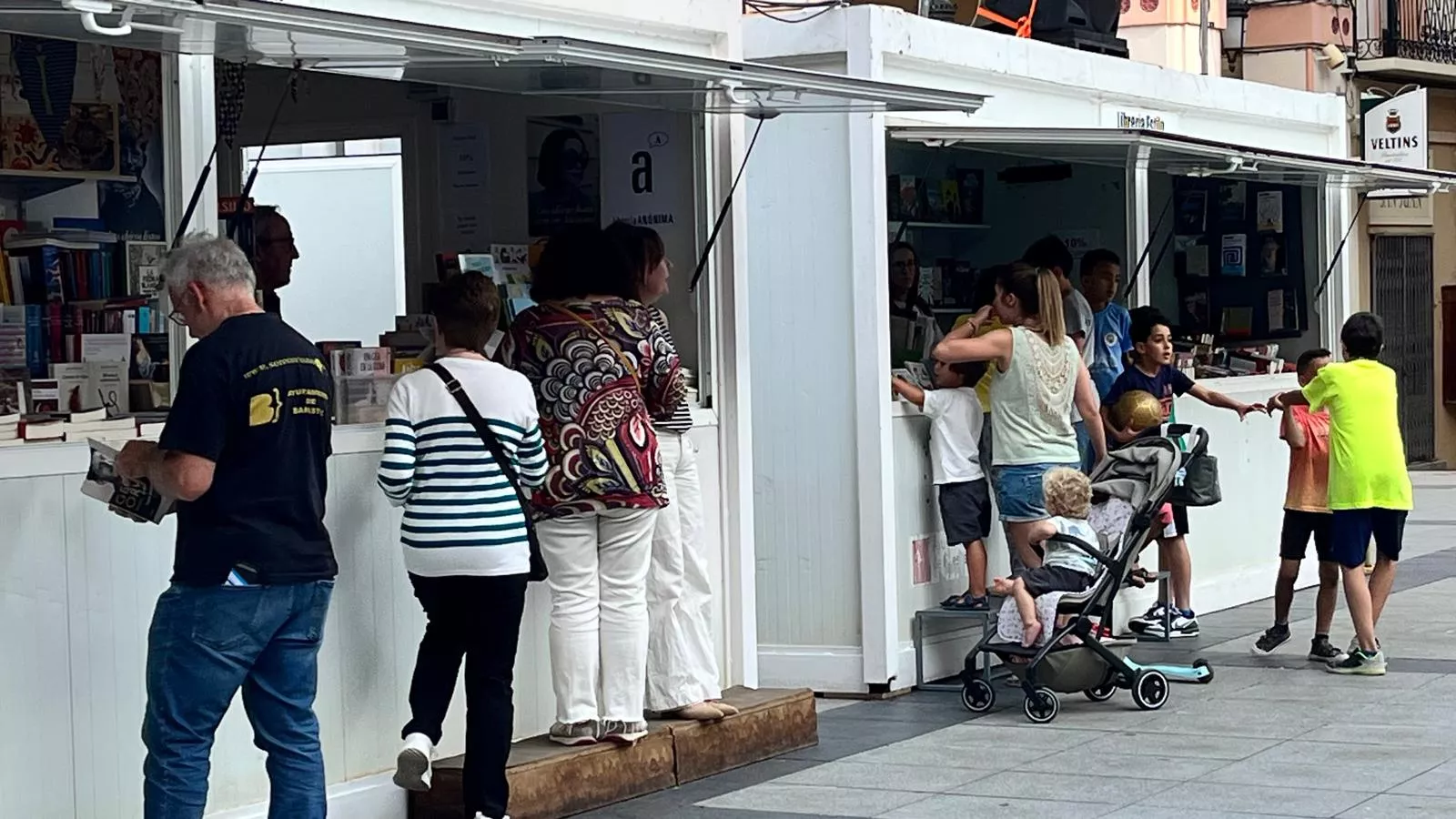 Ambiente el miércoles en la 41 Feria del Libro de Huesca. Foto Mercedes Manterola