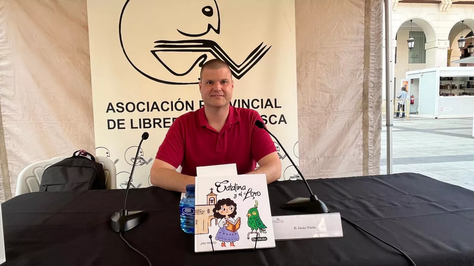 Javier Pardo con su libro “Catalina y el Loro”. Foto Mercedes Manterola
