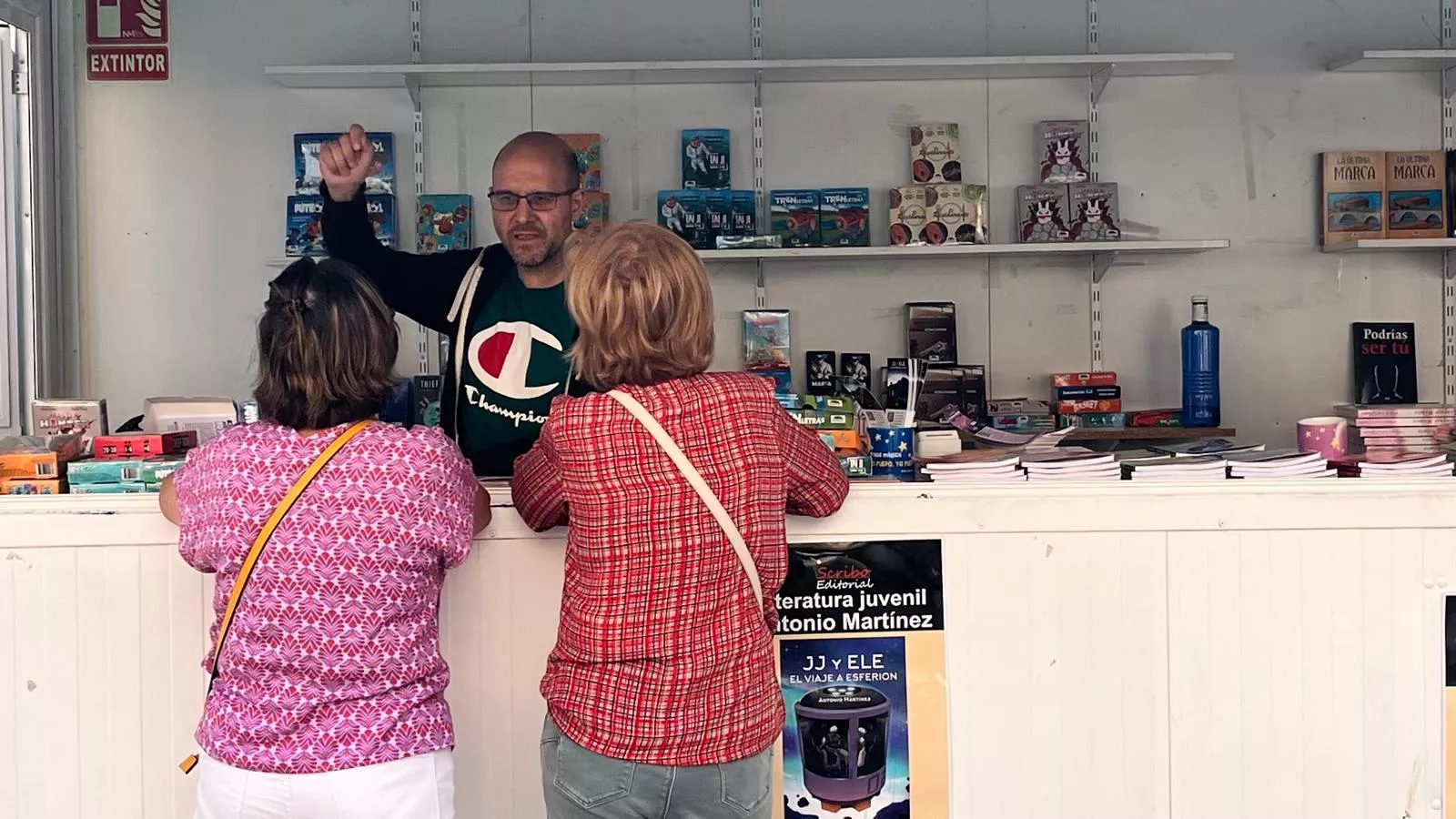 Ambiente el miércoles en la 41 Feria del Libro de Huesca. Foto Mercedes Manterola