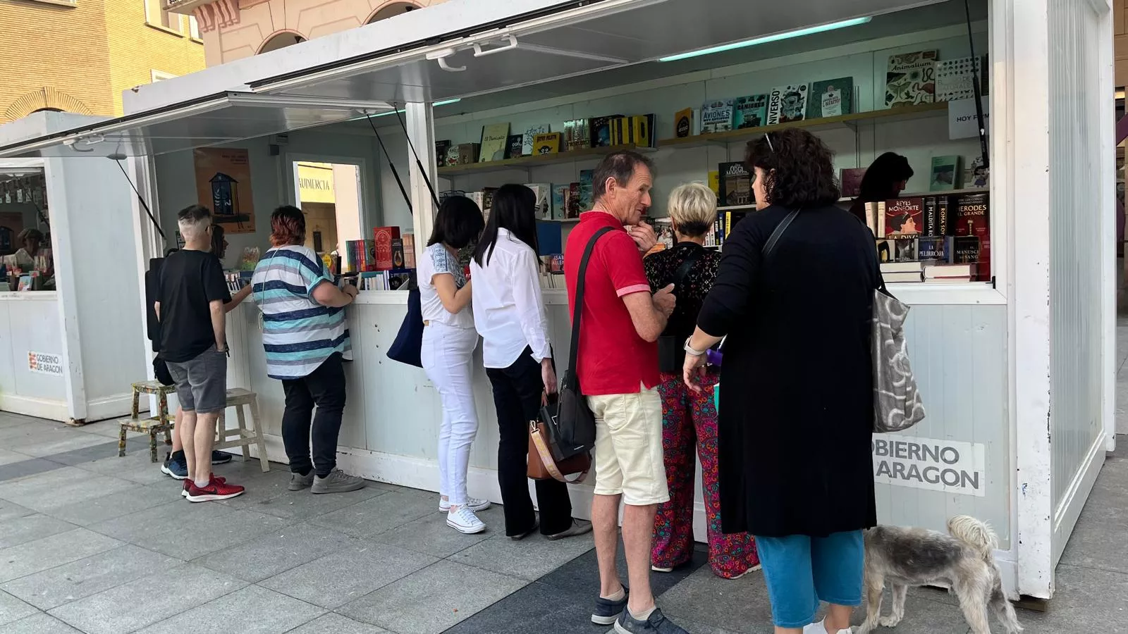 Ambiente el miércoles en la 41 Feria del Libro de Huesca. Foto Mercedes Manterola