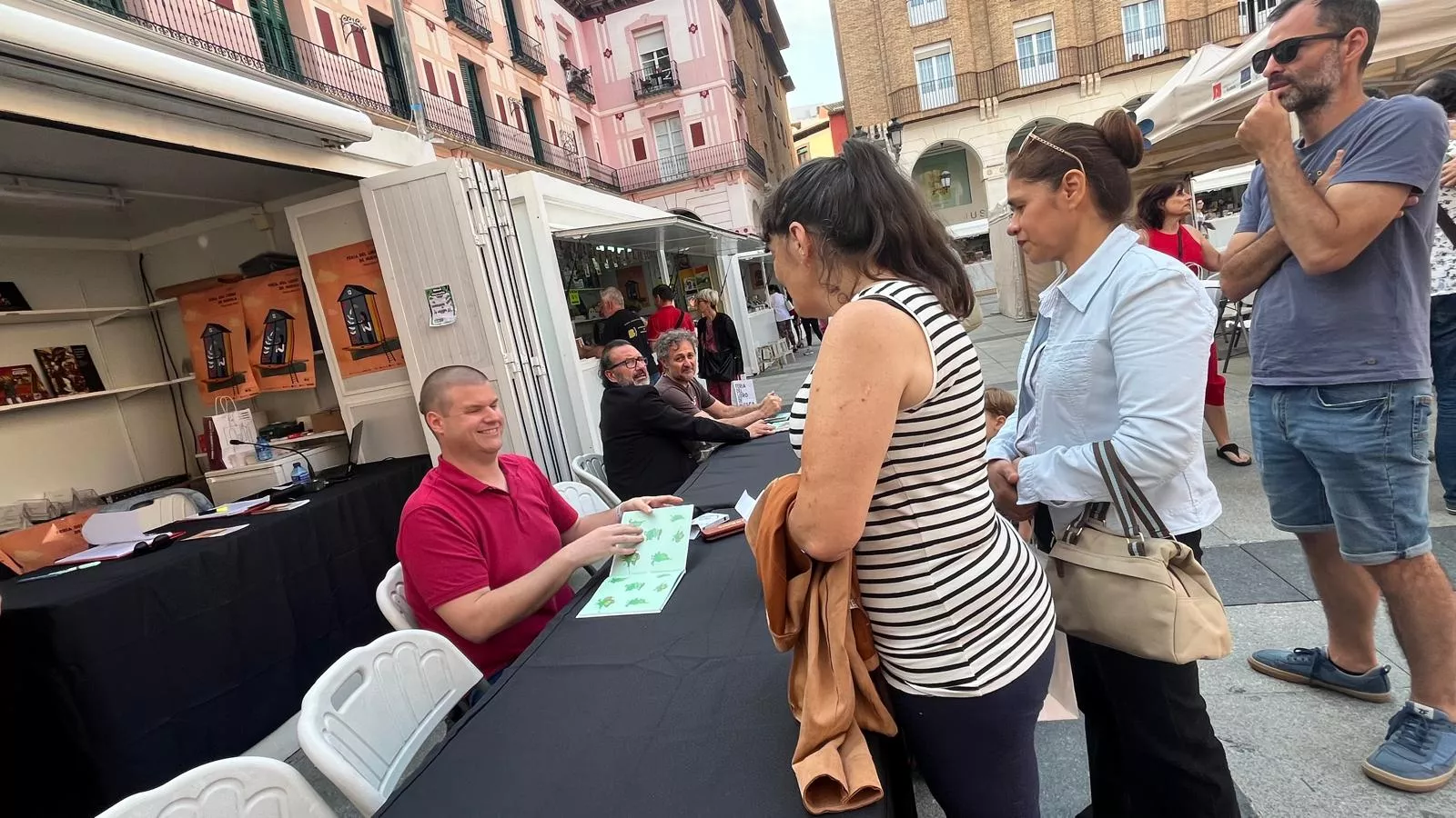 Javier Pardo firma ejemplares de su libro “Catalina y el Loro”. Foto Mercedes Manterola