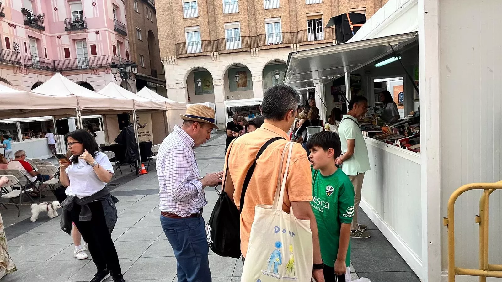 Ambiente el miércoles en la 41 Feria del Libro de Huesca. Foto Mercedes Manterola
