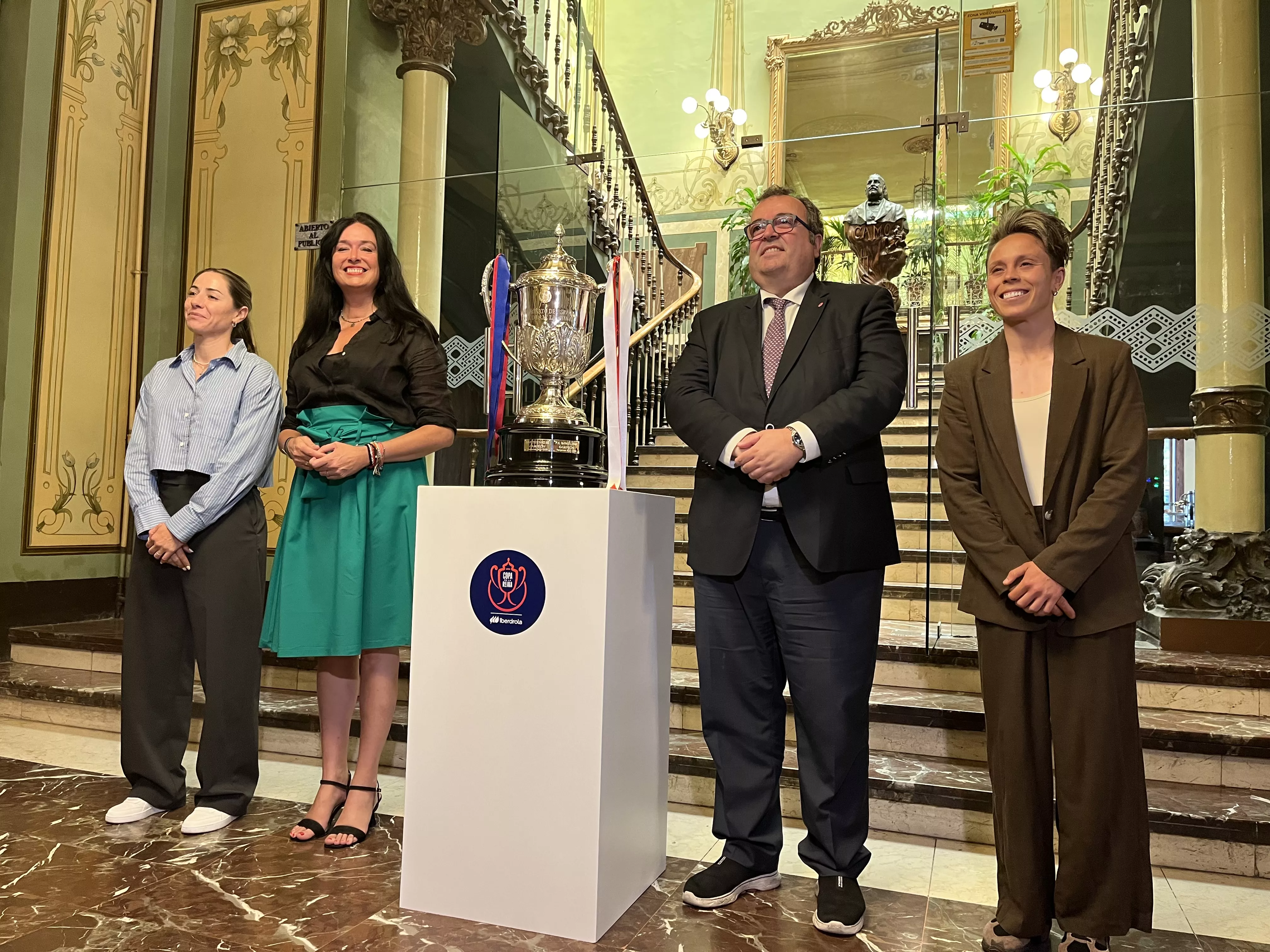 Llegada de la Copa de la Reina a Huesca. Foto: Adri Mora