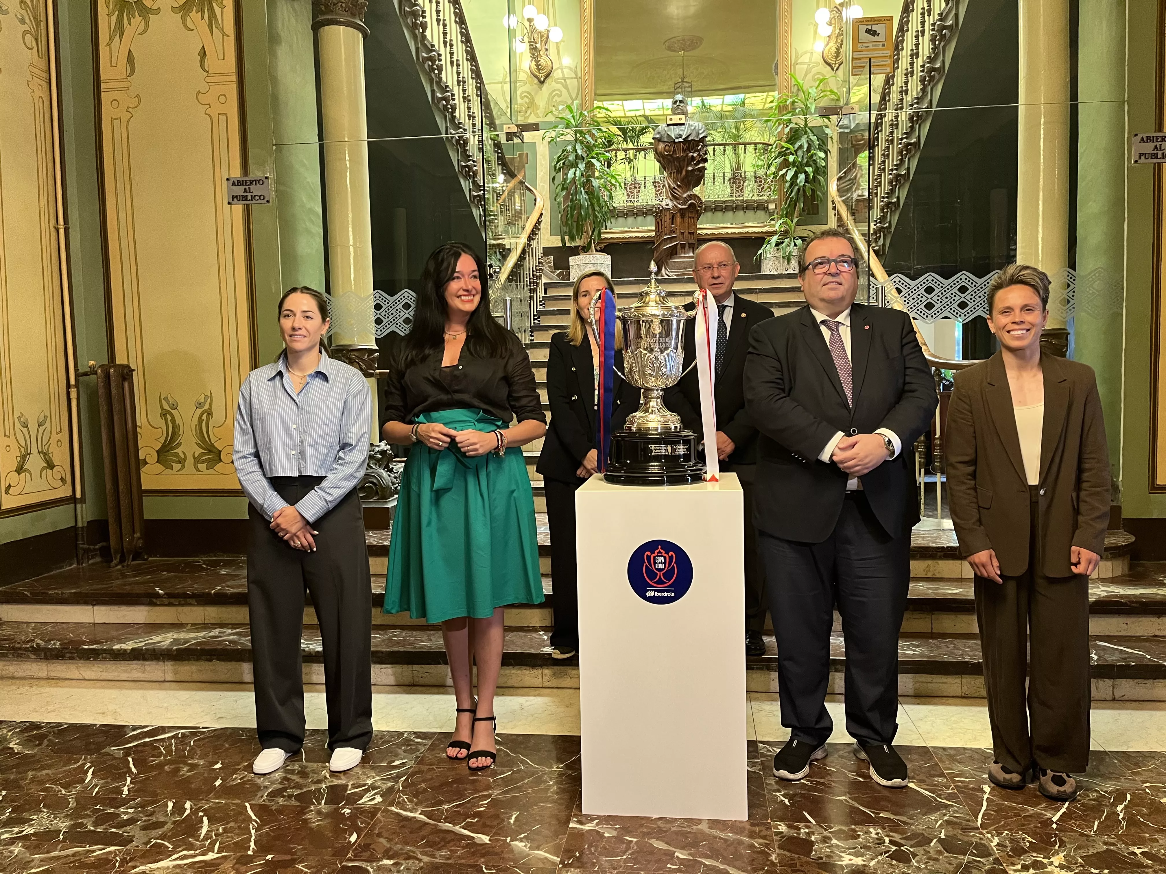 Llegada de la Copa de la Reina a Huesca. Foto: Adri Mora