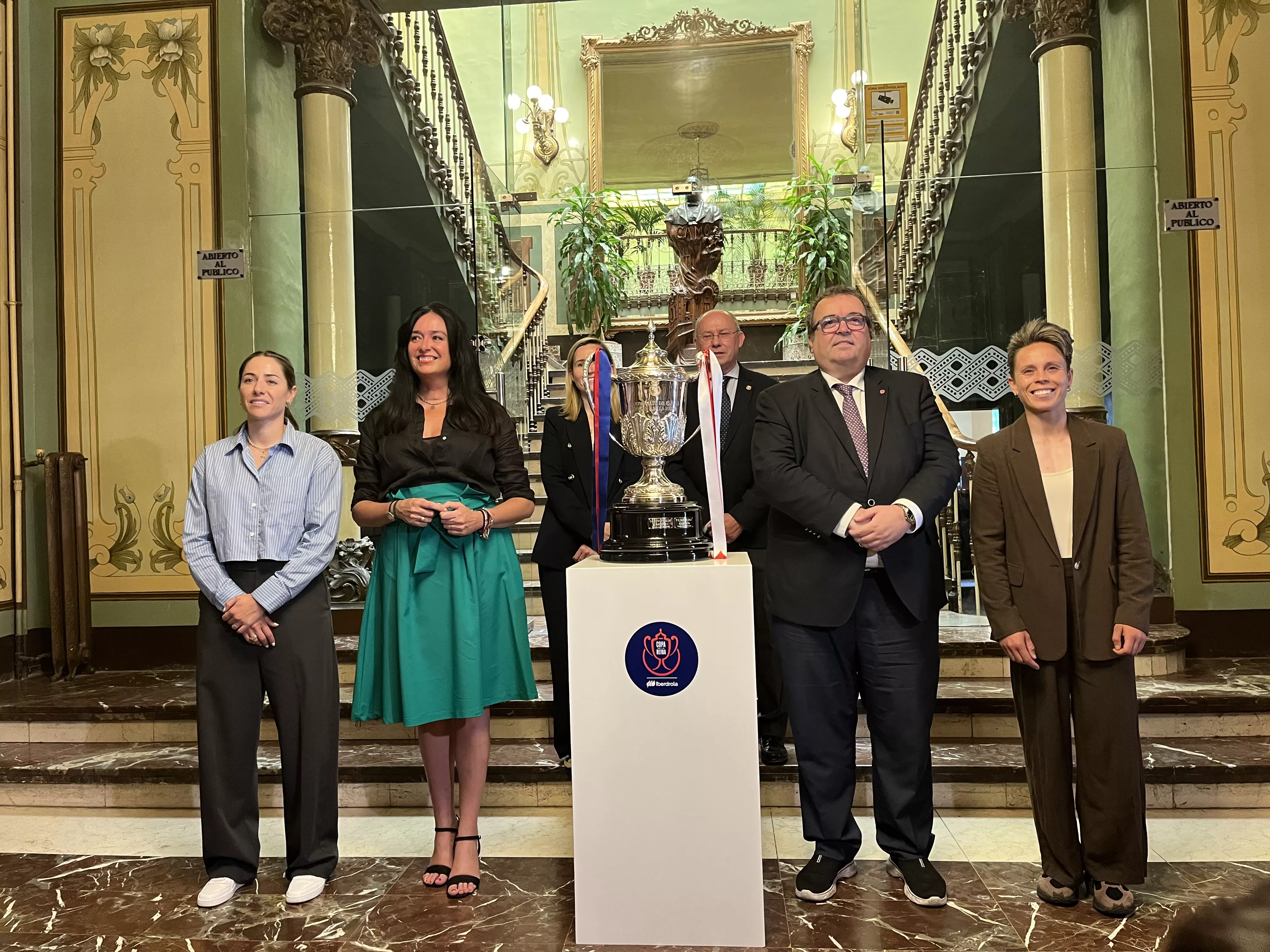 Llegada de la Copa de la Reina a Huesca. Foto: Adri Mora