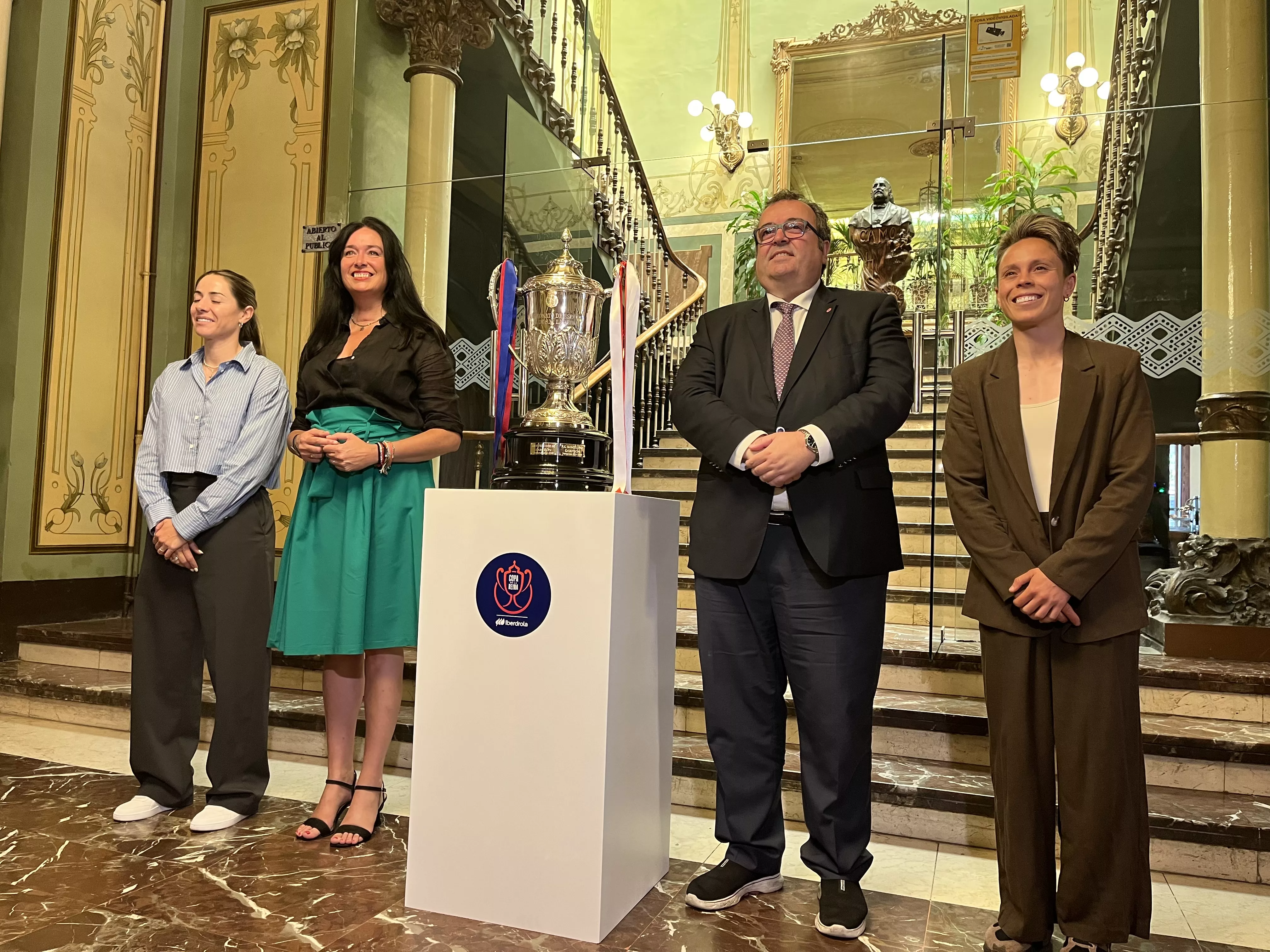 Llegada de la Copa de la Reina a Huesca. Foto: Adri Mora