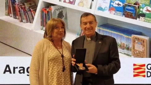 El superior de la Compañía de Jesús recoge la medalla. El superior de la Compañía de Jesús recoge la medalla.