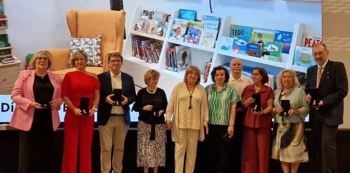 Foto de familia de los premiados con la Cruces de Calasanz.