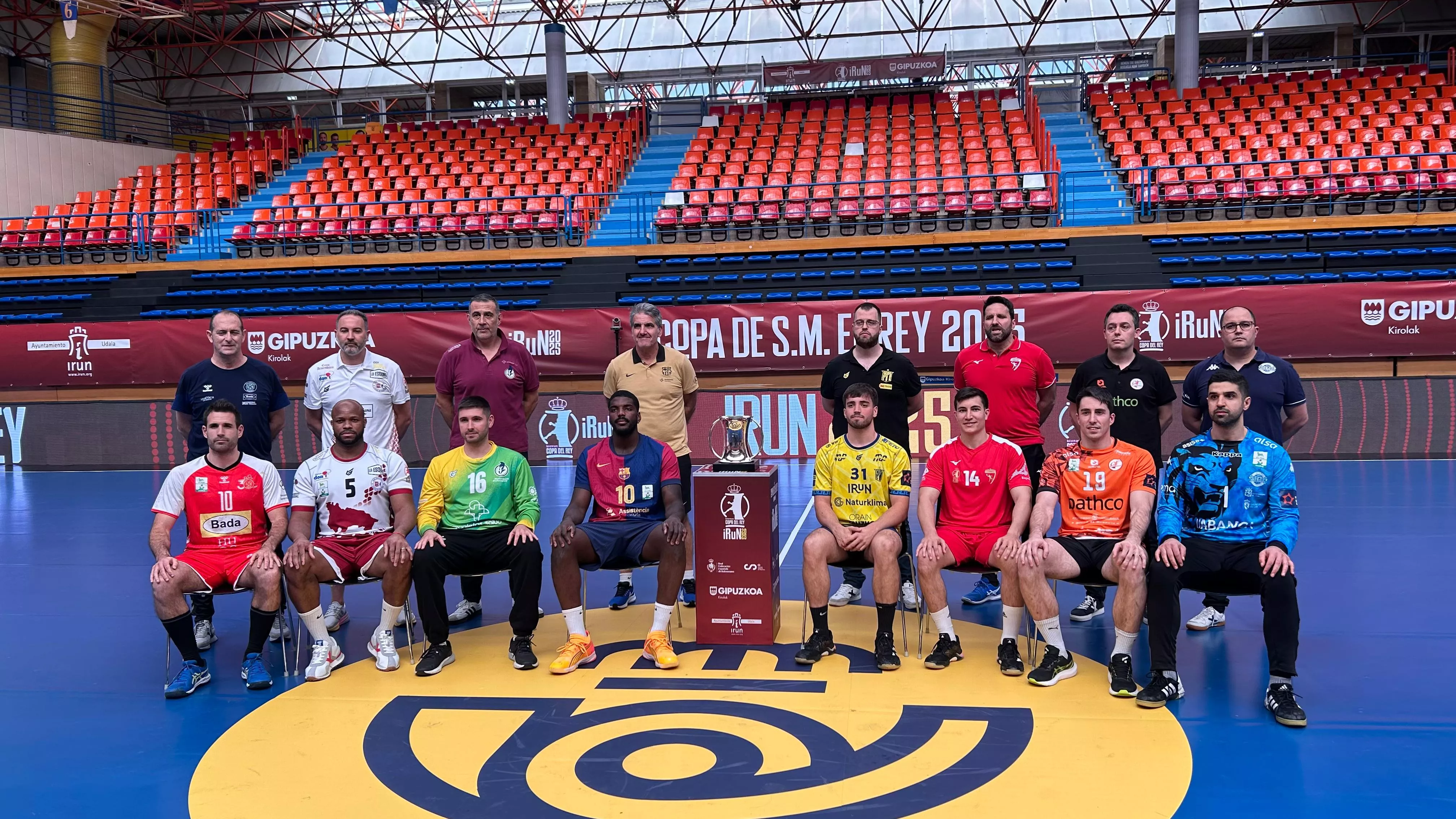 Entrenadores y capitanes de los equipos participantes en la Copa del Rey de balonmano. Bada Huesca ya está en Irún.